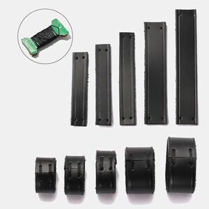 Peut inclure: Un ensemble de bandes en cuir noir et de boucles en cuir noir assorties de longueurs et largeurs vari&eacute;es. Les bandes pr&eacute;sentent de petits trous pour le la&ccedil;age et les boucles sont fix&eacute;es avec du fil noir. Une petite bobine verte avec du fil noir est incluse.