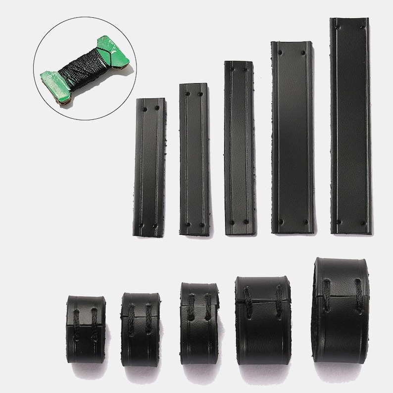 Peut inclure: Un ensemble de bandes en cuir noir et de boucles en cuir noir assorties de longueurs et largeurs vari&eacute;es. Les bandes pr&eacute;sentent de petits trous pour le la&ccedil;age et les boucles sont fix&eacute;es avec du fil noir. Une petite bobine verte avec du fil noir est incluse.
