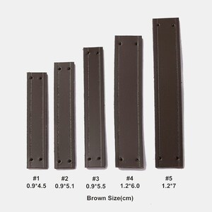 Peut inclure: Cinq lani&egrave;res rectangulaires en cuir marron avec des trous pr&eacute;-perc&eacute;s &agrave; chaque extr&eacute;mit&eacute;. Les &eacute;tiquettes #1 &agrave; #5 indiquent les tailles en cm : 0,9*4,5, 0,9*5,1, 0,9*5,5, 1,2*6,0 et 1,2*7. Le texte indique Brown Size(cm). Chaque lani&egrave;re a deux lignes.