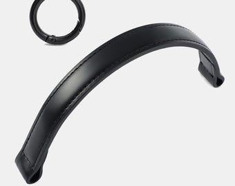 Op de afbeelding: Een zwarte leren handvat voor een handtas met een bijpassende zwarte metalen ring sluiting. De handgreep is gebogen en gestikt, ontworpen voor comfortabel dragen. De ringsluiting is open, klaar om aan een tas te bevestigen.