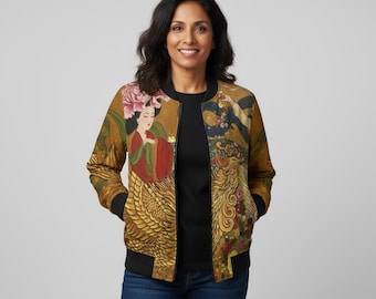 Puede incluir: Chaqueta bomber dorada con una ilustración de inspiración asiática. La chaqueta tiene cuello, puños y dobladillo negros. La obra de arte representa a una mujer con una gran flor rosa en el pelo, vestida con un vestido rojo y verde.