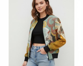 Puede incluir: Una chaqueta bomber con base verde claro y un estampado gráfico detallado de una figura con vestimenta tradicional, acentuado por tonos dorados y marrones. La chaqueta tiene cuello, puños y dobladillo acanalados en negro.