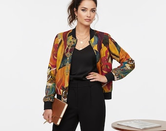 Puede incluir: Chaqueta bomber colorida con un diseño vibrante y ornamentado en tonos amarillos, rojos y azules. La chaqueta tiene puños y cuello negros. La modelo lleva un top negro y pantalones negros.