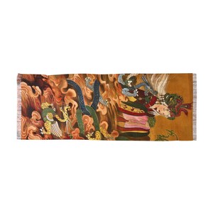 Puede incluir: Un tapiz largo y estrecho con un diseño colorido. El tapiz presenta a una mujer con una túnica roja y dorada, rodeada de nubes arremolinadas y una serpiente azul y verde. La mujer sostiene un bastón y lleva una corona en la cabeza. El tapiz está enmarcado por un borde marrón.