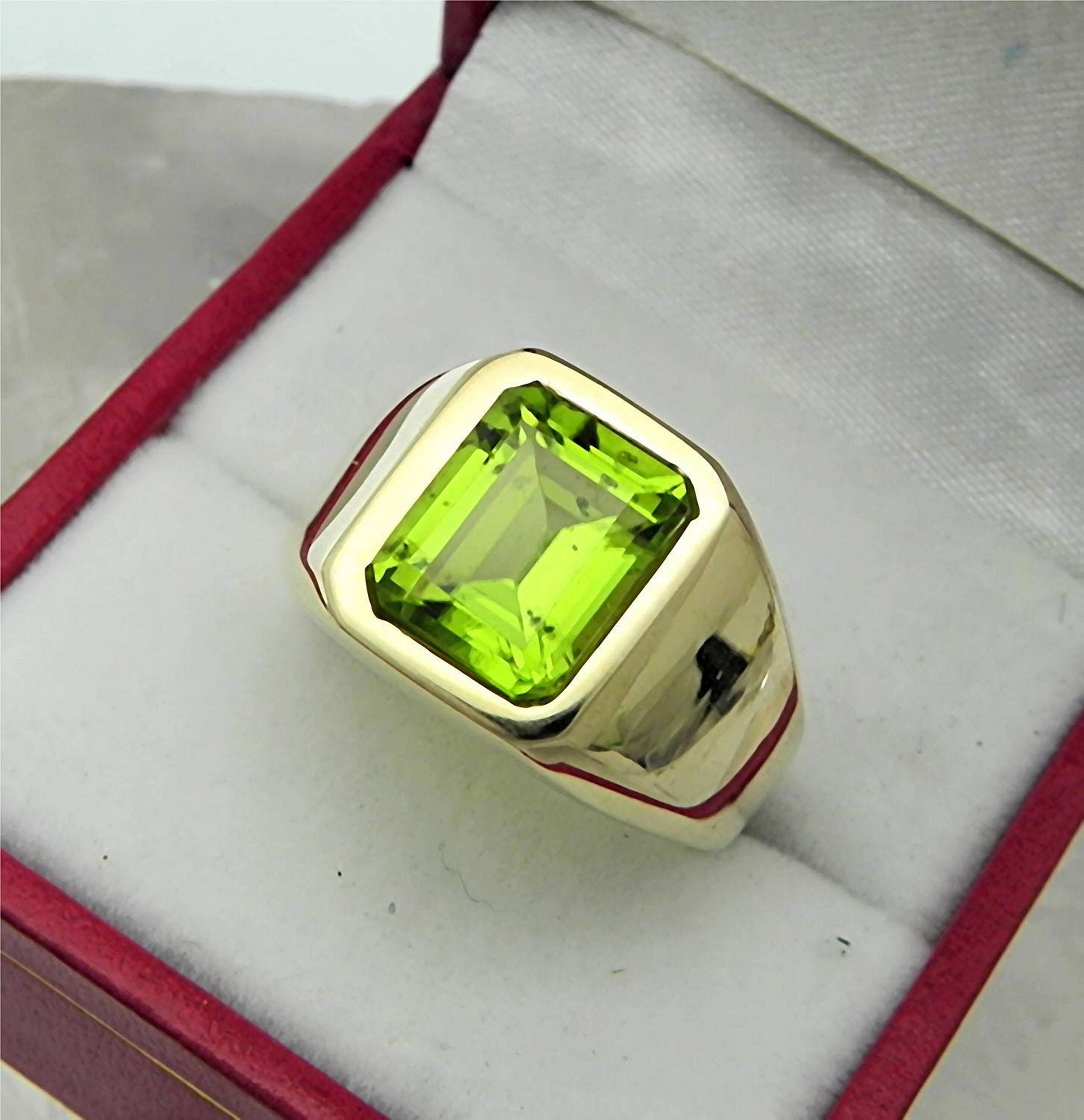 Order 2.15 Carat Emerald Cut cut Yellow Gold Peridot GLAMIRA Men's Ring  Sporty | GLAMIRA.com