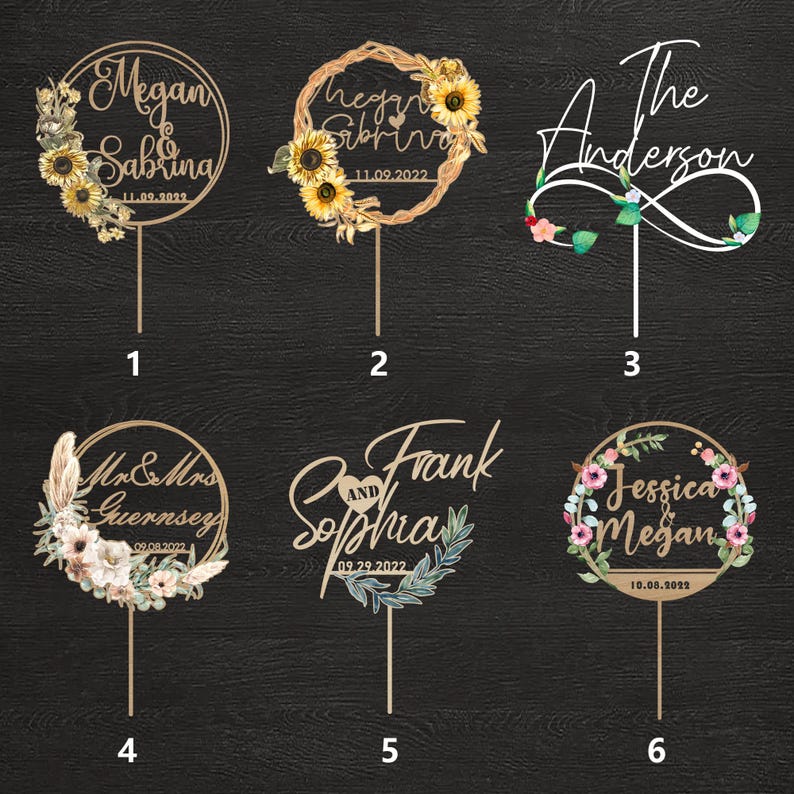 Puede incluir: Seis adornos de pastel de boda de madera. Cada adorno presenta nombres y fechas, con elementos florales y decorativos. Los dise&ntilde;os incluyen girasoles, coronas y fuentes de escritura. Los adornos est&aacute;n hechos de madera clara.