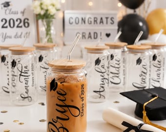 Personalisierte Abschlusstasse mit Deckel, Abschluss-Eiskaffeeglas, Grad Cap Tumbler, Klasse von 2026 Geschenk, benutzerdefinierte Namenskaffeetasse
