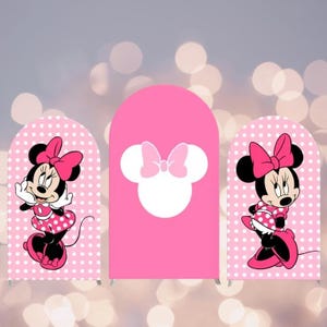 Puede incluir: Tres fundas de fondo arqueadas en rosa brillante. Las dos fundas laterales presentan un patrón de lunares blancos y una ilustración de cuerpo completo de un ratón de dibujos animados con un lazo rosa. La funda central muestra una silueta blanca.