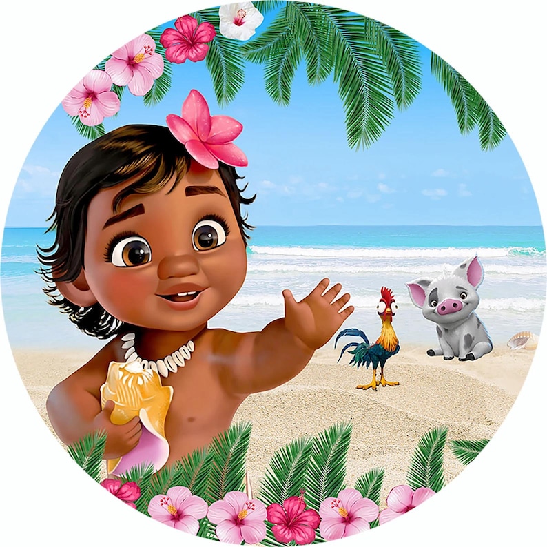 Puede incluir: Ilustraci&oacute;n circular de una ni&ntilde;a sonriente con cabello oscuro y una flor rosa, sosteniendo una concha. Un gallo y un cerdo est&aacute;n sentados en la arena. Flores rosas y hojas de palma enmarcan la imagen, con una playa y el oc&eacute;ano de fondo.