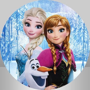 Könnte beinhalten: Ein runder, blau-weißer Hintergrund mit zwei Mädchen aus dem Film Frozen. Die Mädchen tragen ihre charakteristischen Kleider und haben lange blonde Zöpfe. Ein Schneemann mit einer Karottennase steht zwischen ihnen.