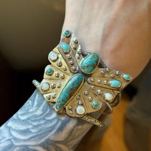 Größe 6,5-7 ” | Statement Schmetterling Tyrone Türkis und Sterling Silber Manschette Armband | Einzigartige handgefertigte Akzent MOP Schmetterlingsmanschette 925