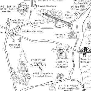 K&ouml;nnte beinhalten: Eine handgezeichnete Karte in Schwarzwei&szlig; einer fiktiven Stadt mit verschiedenen Orten, darunter ein Wald, ein Obstgarten, ein Bauernhof und ein Spukhaus. Die Karte enth&auml;lt Textbeschriftungen f&uuml;r jeden Ort, wie z. B. "Wald der &Auml;ngste Tuxedo Park" und "Kopfloser Reiter Hayride & Spukh&auml;user".