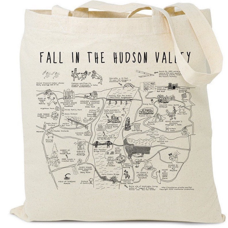 K&ouml;nnte beinhalten: Eine schwarz-wei&szlig;e illustrierte Karte des Hudson Valley, New York, mit dem Titel "Fall in the Hudson Valley". Die Karte zeigt verschiedene Sehensw&uuml;rdigkeiten und Punkte von Interesse, darunter Sleepy Hollow, das Great Jack O' Lantern Blaze und der Kopflose Reiter.