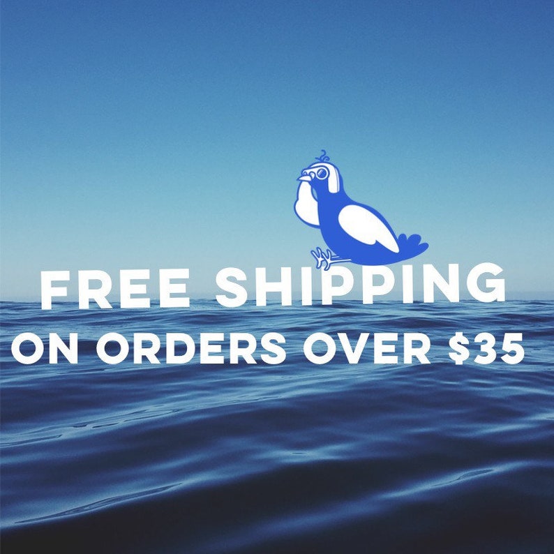 K&ouml;nnte beinhalten: Blaue und wei&szlig;e Illustration eines Vogels mit dem Text "FREE SHIPPING ON ORDERS OVER $35" in Wei&szlig; vor einem blauen Meereshintergrund.