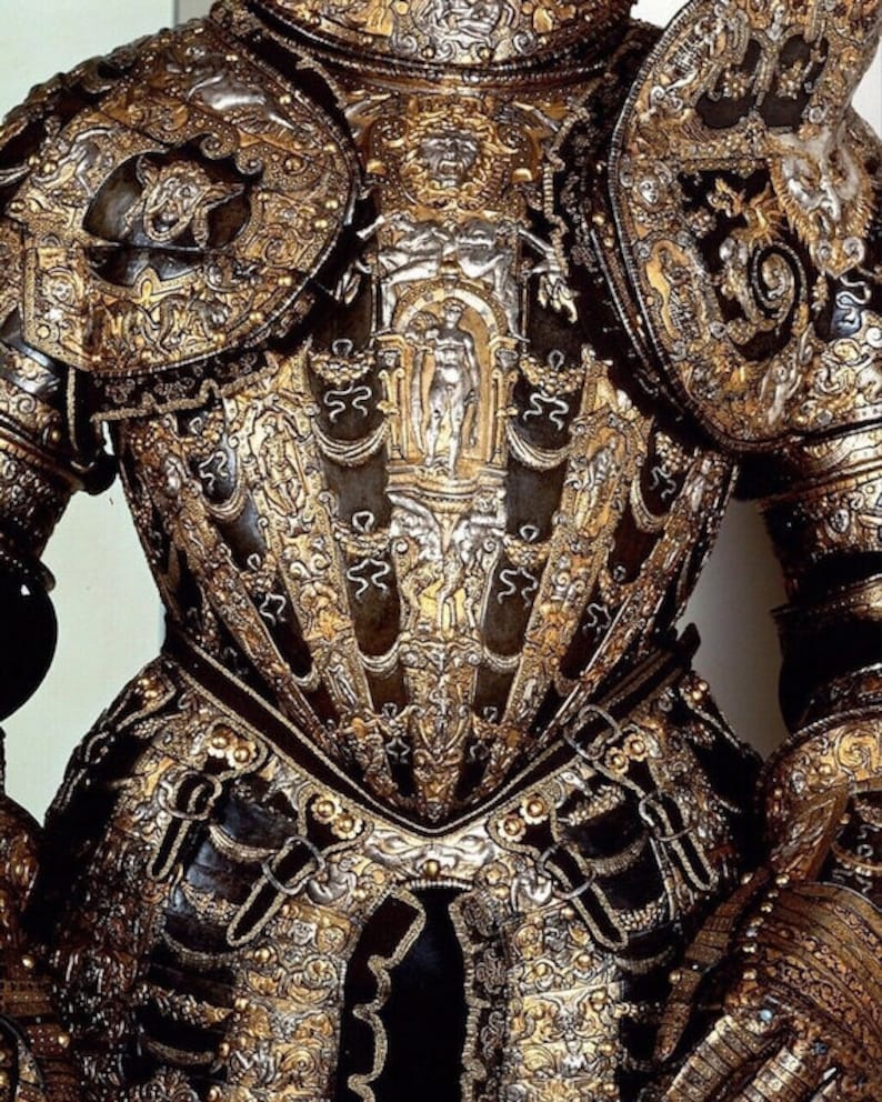 K&ouml;nnte beinhalten: Eine R&uuml;stung mit aufwendigen Gold- und Silberdetails. Die R&uuml;stung ist aus Metall und hat eine schwarze Basis. Die R&uuml;stung ist mit verschiedenen Mustern verziert, darunter florale Muster und Figuren.