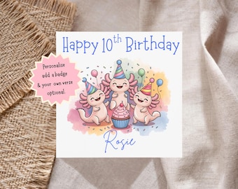 Puede incluir: Tarjeta de cumpleaños con el texto "Happy 10th Birthday" y el nombre "Rosie". La tarjeta presenta tres ajolotes de dibujos animados con gorros de fiesta y una magdalena. La tarjeta está sobre un fondo blanco.
