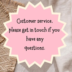 Peut inclure: Graphique rose en forme d'&eacute;clat d'&eacute;toile avec le texte "Service client, veuillez nous contacter si vous avez des questions." L'arri&egrave;re-plan comprend du jute et un tissu clair.