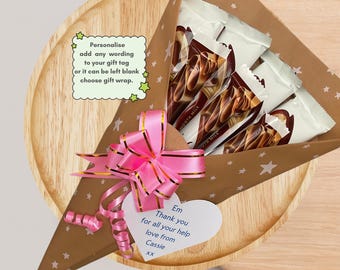 Pode incluir: Um bouquet de barras de chocolate embrulhado em papel castanho com padrão de estrelas brancas, atado com um laço cor-de-rosa brilhante. Uma etiqueta de presente em forma de coração diz: Em Thank you for all your help love from Cassie xx. Uma caixa de texto diz: Personalise add any wording to your gift tag or it can be left blank choose gift wrap.
