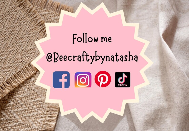 Peut inclure: Graphique rose en forme d'&eacute;toile avec le texte "Follow me @Beecraftybynatasha" et des ic&ocirc;nes de m&eacute;dias sociaux pour Facebook, Instagram, Pinterest et TikTok. Le fond pr&eacute;sente du jute et du tissu de lin.