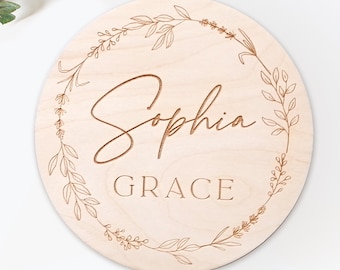 Peut inclure: Une plaque ronde en bois de 15,2 cm de diamètre avec un motif de couronne de fleurs et le nom "Sophia Grace" gravé en écriture cursive.