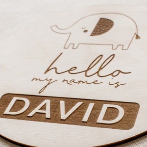 Personalisiertes Geburtsankündigungsschild aus Holz: Gravur Baby Name