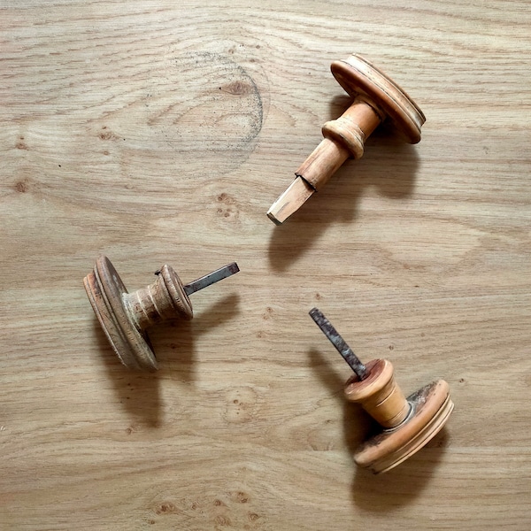 Set wooden doorknobs