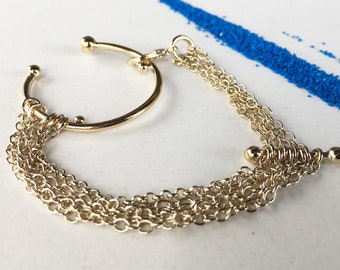 BRACCIALE multi catena con piccolo ciondolo effetto piercing