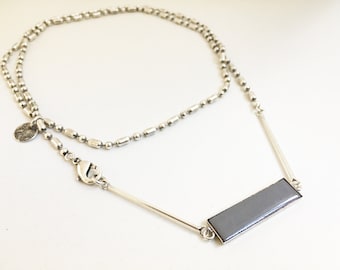 Collier long minimal vertical avec émail GRIS