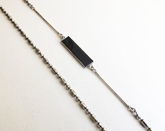 Collier vertical minimal long avec émail NOIR