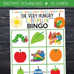 Puede incluir: Una tarjeta de bingo imprimible con im&aacute;genes del libro infantil "La oruga muy hambrienta" de Eric Carle. Las im&aacute;genes incluyen una oruga, una hoja, una mariposa, una manzana, una naranja, una pera, una fresa y una variedad de alimentos.