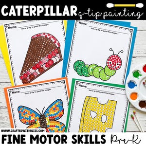 Op de afbeelding: Vier printbare werkbladen getiteld Caterpillar q-tip painting met stipkunstontwerpen van een stuk taart, een rups, een vlinder en een stuk kaas, vergezeld van een wit verfpalet en twee wattenstaafjes.