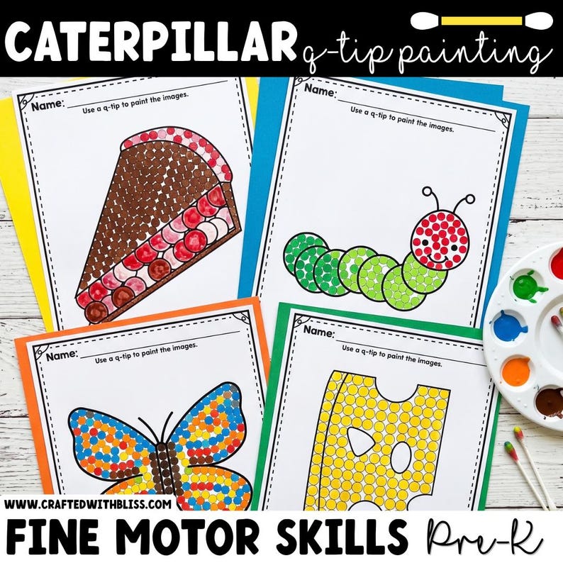 Op de afbeelding: Vier printbare werkbladen getiteld Caterpillar q-tip painting met stipkunstontwerpen van een stuk taart, een rups, een vlinder en een stuk kaas, vergezeld van een wit verfpalet en twee wattenstaafjes.