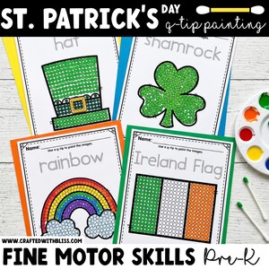 Op de afbeelding: Vier St. Patrick's Day wattenstaafje-schildervellen met een groene hoed, een klaverblad, een regenboog en de Ierse vlag. Elke pagina bevat gestippelde contouren om in te kleuren, een verfpalet en twee wattenstaafjes voor de activiteit.