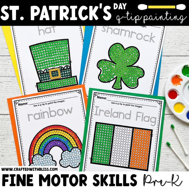 Op de afbeelding: Vier St. Patrick's Day wattenstaafje-schildervellen met een groene hoed, een klaverblad, een regenboog en de Ierse vlag. Elke pagina bevat gestippelde contouren om in te kleuren, een verfpalet en twee wattenstaafjes voor de activiteit.