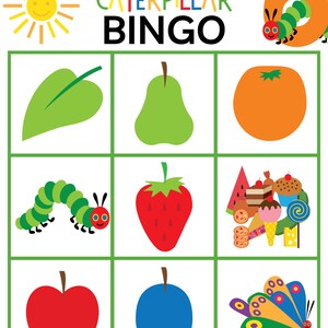 Puede incluir: Tablero de juego de bingo "La Oruga Muy Hambrienta" con una oruga colorida, una hoja verde, una pera, una naranja, una fresa, un mont&oacute;n de comida, una manzana roja, una ciruela azul y una mariposa. El tablero de juego se titula "La Oruga Muy Hambrienta Bingo" con el nombre del autor, Eric Carle, listado debajo.