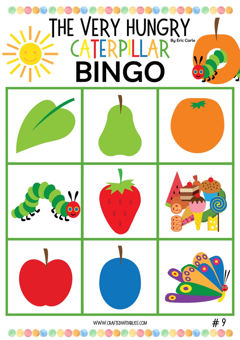 Puede incluir: Tablero de juego de bingo "La Oruga Muy Hambrienta" con una oruga colorida, una hoja verde, una pera, una naranja, una fresa, un mont&oacute;n de comida, una manzana roja, una ciruela azul y una mariposa. El tablero de juego se titula "La Oruga Muy Hambrienta Bingo" con el nombre del autor, Eric Carle, listado debajo.