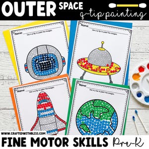 Op de afbeelding: Vier educatieve werkbladen getiteld Outer Space Q-tip Painting met stippelillustraties van een astronautenhelm, een UFO, een raket en de aarde, inclusief een wit verfpalet en twee wattenstaafjes voor het oefenen van motoriek.