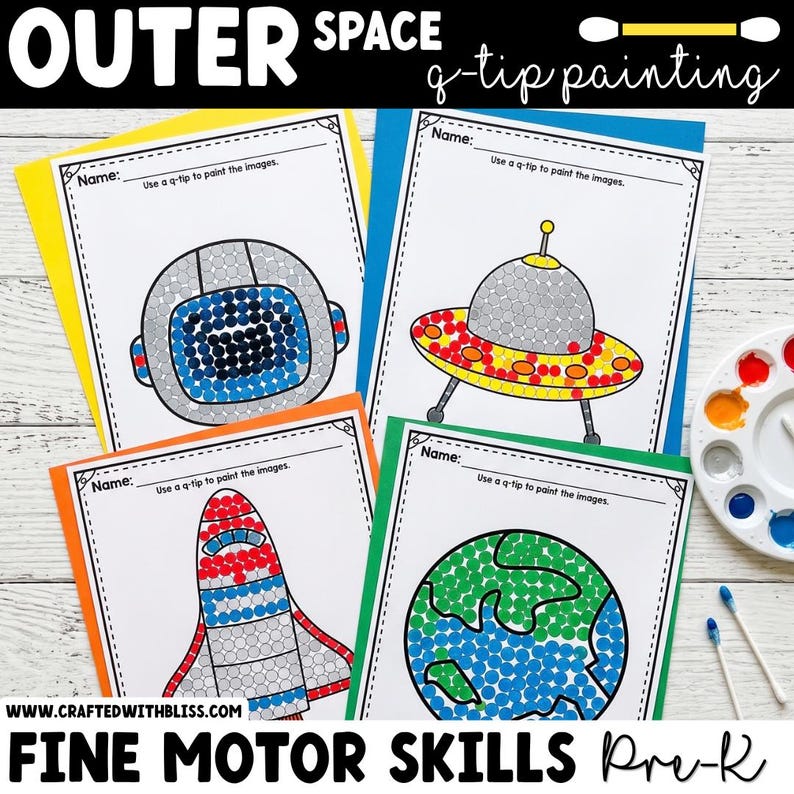Op de afbeelding: Vier educatieve werkbladen getiteld Outer Space Q-tip Painting met stippelillustraties van een astronautenhelm, een UFO, een raket en de aarde, inclusief een wit verfpalet en twee wattenstaafjes voor het oefenen van motoriek.