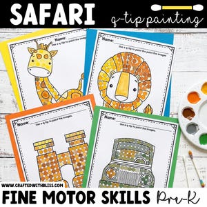 Op de afbeelding: Vier printbare activiteitenbladen getiteld Safari q-tip painting met een giraffe, leeuw, verrekijker en safarivoertuig. Elk blad heeft een naamregel en instructies om de afbeeldingen in te kleuren met een wattenstaafje.