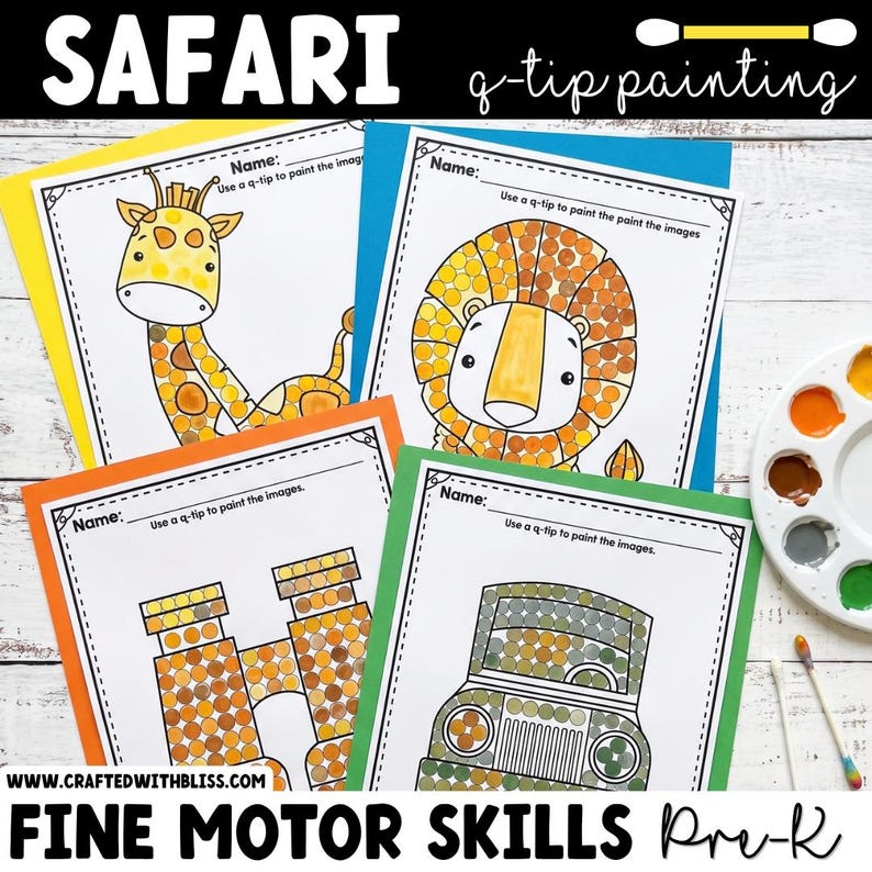 Op de afbeelding: Vier printbare activiteitenbladen getiteld Safari q-tip painting met een giraffe, leeuw, verrekijker en safarivoertuig. Elk blad heeft een naamregel en instructies om de afbeeldingen in te kleuren met een wattenstaafje.