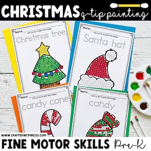 Op de afbeelding: Vier printbare activiteitenbladen voor kerst q-tip schilderen met een kerstboom, kerstmuts, zuurstok en snoepje. Elke pagina bevat gestippelde contouren om in te kleuren, een naamregel en instructies. Een verfpalet en wattenstaafjes zijn aanwezig.
