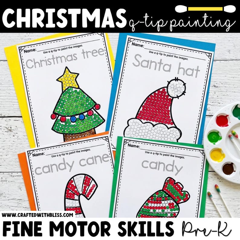 Op de afbeelding: Vier printbare activiteitenbladen voor kerst q-tip schilderen met een kerstboom, kerstmuts, zuurstok en snoepje. Elke pagina bevat gestippelde contouren om in te kleuren, een naamregel en instructies. Een verfpalet en wattenstaafjes zijn aanwezig.