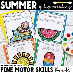 Op de afbeelding: Vier educatieve werkbladen getiteld Summer q-tip painting met stippelillustraties van een ijscowagen, watermeloen, zon en ijsje, vergezeld door een wit plastic verfpalet en wattenstaafjes om mee te kleuren.