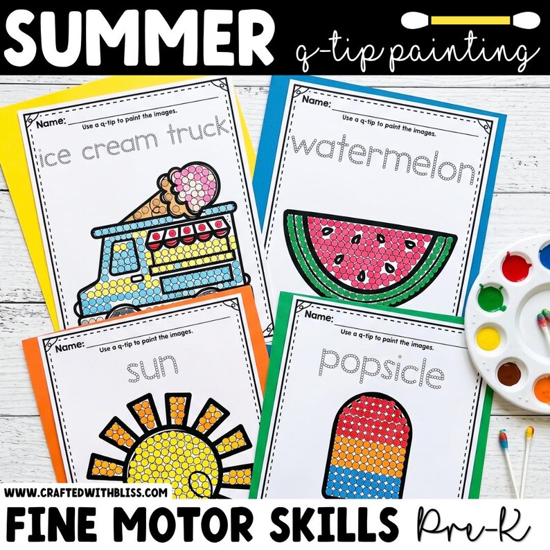 Op de afbeelding: Vier educatieve werkbladen getiteld Summer q-tip painting met stippelillustraties van een ijscowagen, watermeloen, zon en ijsje, vergezeld door een wit plastic verfpalet en wattenstaafjes om mee te kleuren.