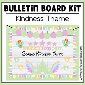 Puede incluir: Un kit de tablero de anuncios con un tema de amabilidad. El kit presenta un fondo de madera blanca con un castillo verde, arcoíris, estrellas y hadas. El texto "Sprinkle Pixie Dust, Spread Kindness Trust." está escrito en el tablero.