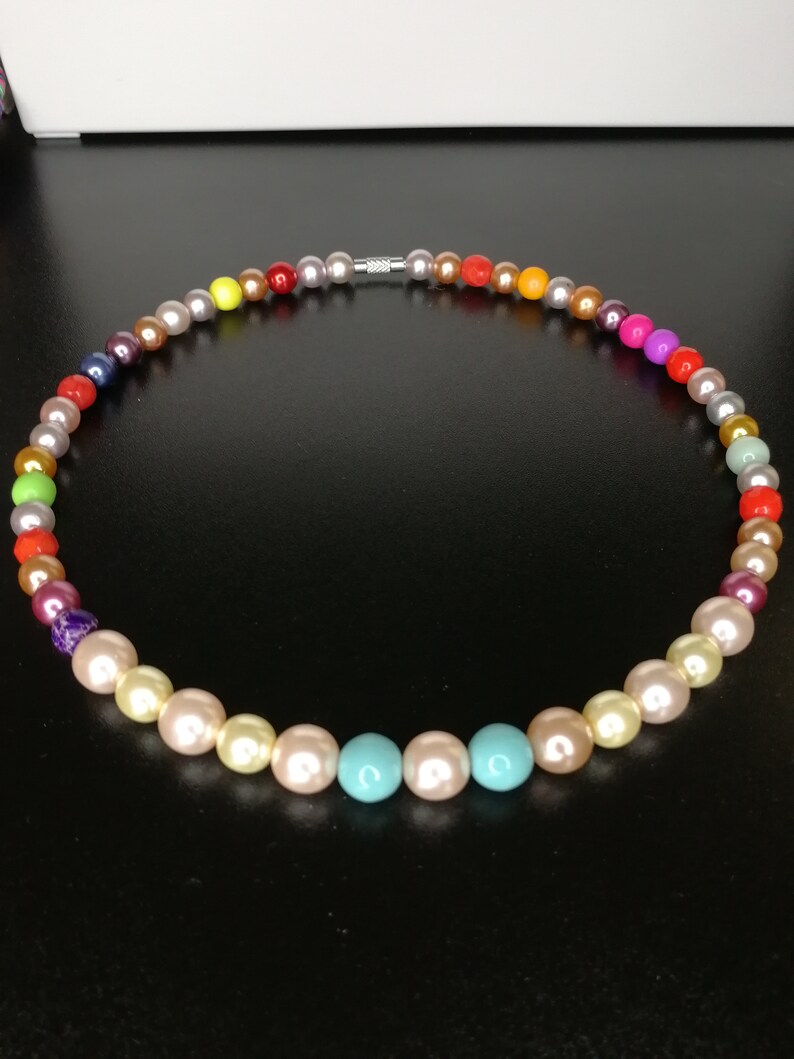 Crew neck necklace with colored pearls 8-10 mm