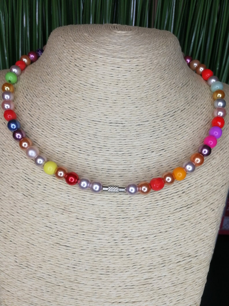 Crew neck necklace with colored pearls 8-10 mm