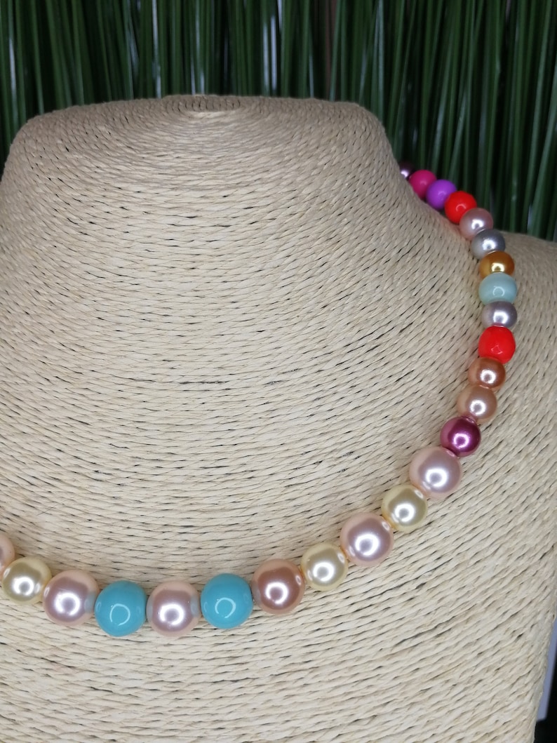 Crew neck necklace with colored pearls 8-10 mm