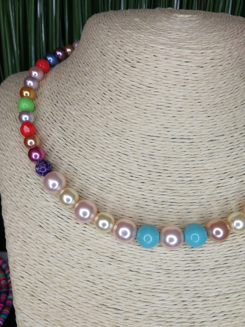 Crew neck necklace with colored pearls 8-10 mm