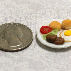Wurst und Spiegelei Frühstück; 1-Zoll-Skala; Maßstab 1:12; handgefertigt; realistisch; Puppenhaus Miniatur Lebensmittel; Kekse; Puppenhaus Frühstück